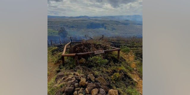 El humo sale de un incendio que arde en el área del volcán Rano Raraco en la Isla de Pascua, Chile, el 6 de octubre de 2022, en esta imagen obtenida de las redes sociales. 