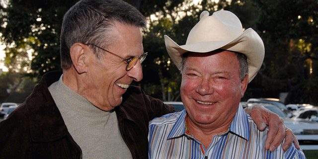 William Shatner (derecha) dijo que estaba agradecido de tener una amistad de décadas con su estrella de Star Trek, Leonard Nimoy (izquierda).