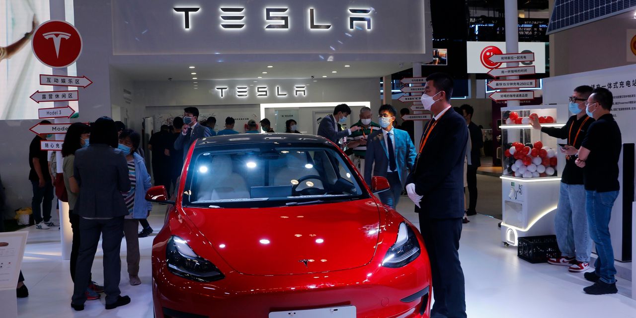 Tesla y BYD rompen récords de entrega en China a medida que la competencia entre autos eléctricos se extiende a nivel mundial