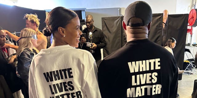 Candice Owens y Kanye West visten camisetas de White Lives Matter el 3 de octubre en el desfile de Yeezy en París. 