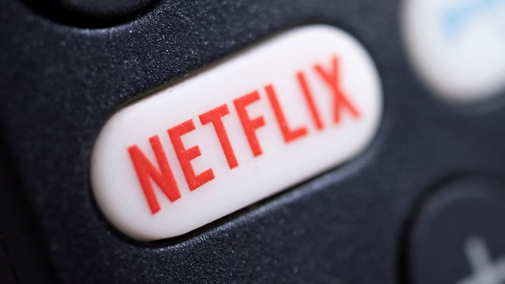 Netflix cobra $ 6.99 por mes por el nivel de anuncios en niveles a partir del 3 de noviembre.