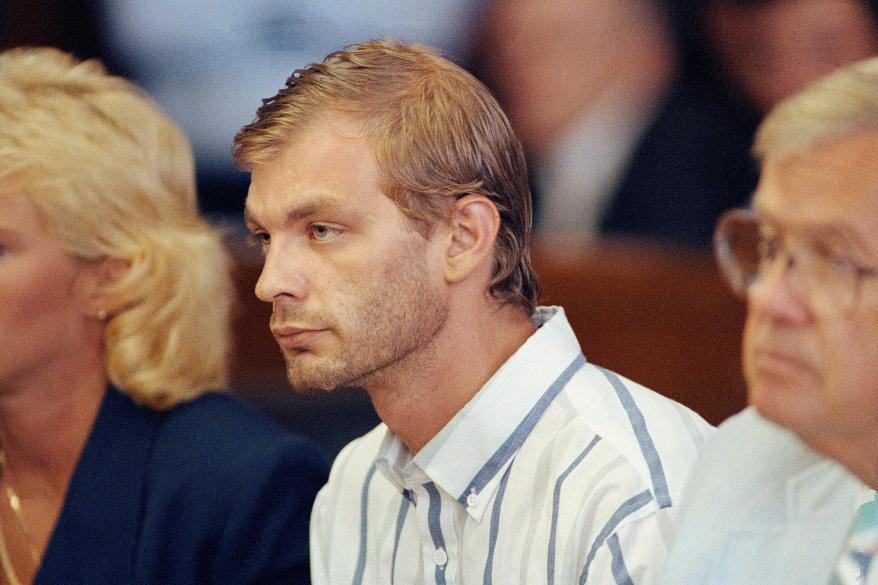 Jeffrey L. Dahmer comparece por primera vez en el Tribunal del Condado de Milwaukee, donde se le acusa de cuatro cargos de homicidio premeditado en primer grado.