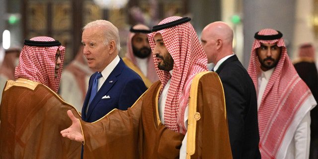El presidente Joe Biden (CL) y el príncipe heredero saudita Mohammed bin Salman (centro) llegan para un retrato familiar durante la Cumbre de Seguridad y Desarrollo de Jeddah (GCC+3) en un hotel en la ciudad portuaria de Jeddah en el Mar Rojo en Arabia Saudita el 16 de julio , 2023. 