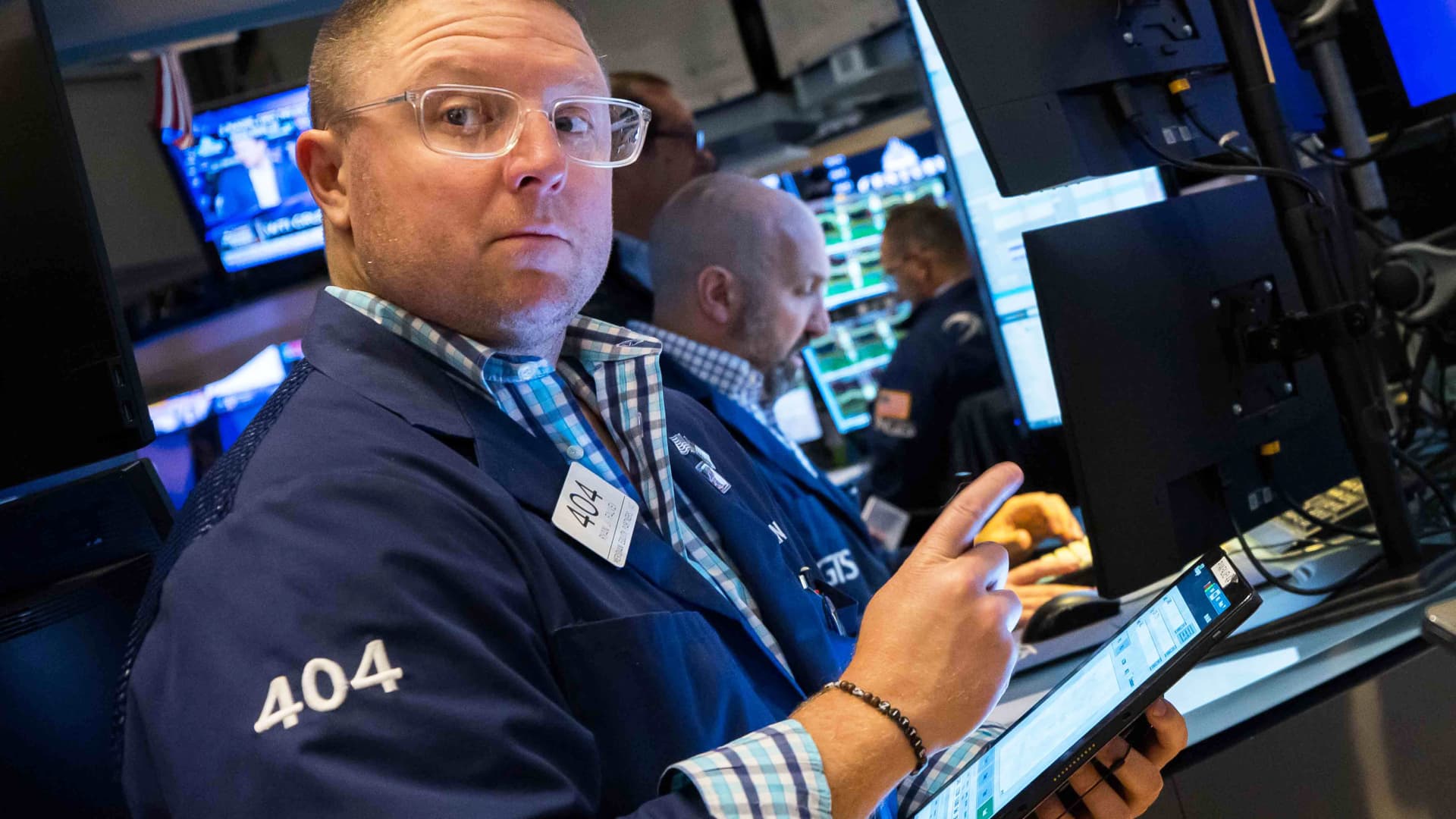 El Nasdaq cayó más del 1% y el Dow Jones 250 puntos debido a que los mayores rendimientos presionaron a las acciones.