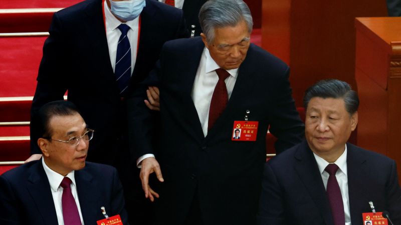 El exlíder chino Hu Jintao salió inesperadamente de la sala cuando el Congreso del Partido Comunista llegaba a su fin.