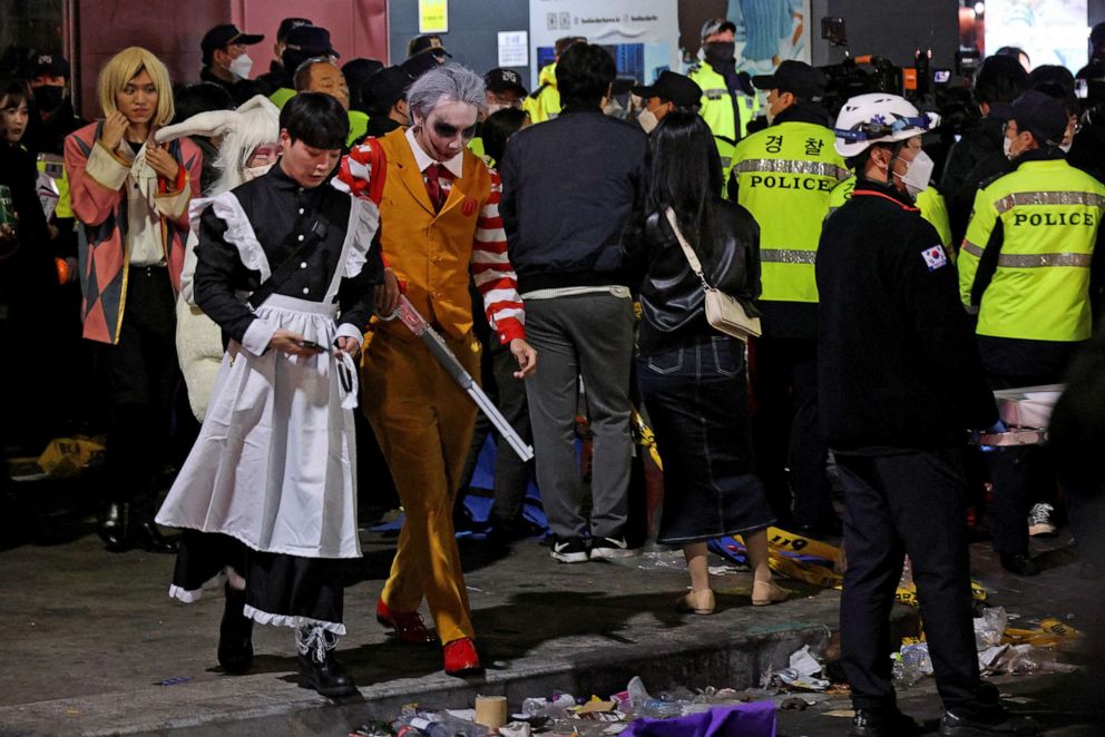 Foto: Los asistentes a la fiesta abandonan el lugar donde varias personas murieron y resultaron heridas en una estampida durante un festival de Halloween en Seúl, Corea del Sur, el 30 de octubre de 2022.