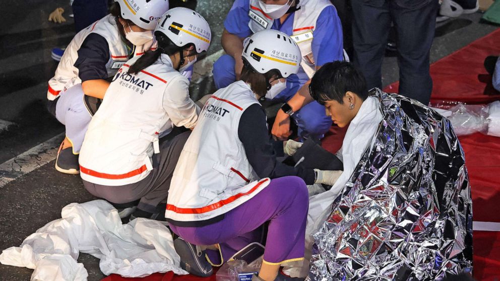 Foto: Un hombre recibe ayuda médica de los miembros del equipo de rescate en el lugar donde decenas de personas resultaron heridas en una estampida durante el festival de Halloween en Seúl, Corea del Sur, el 30 de octubre de 2022. 