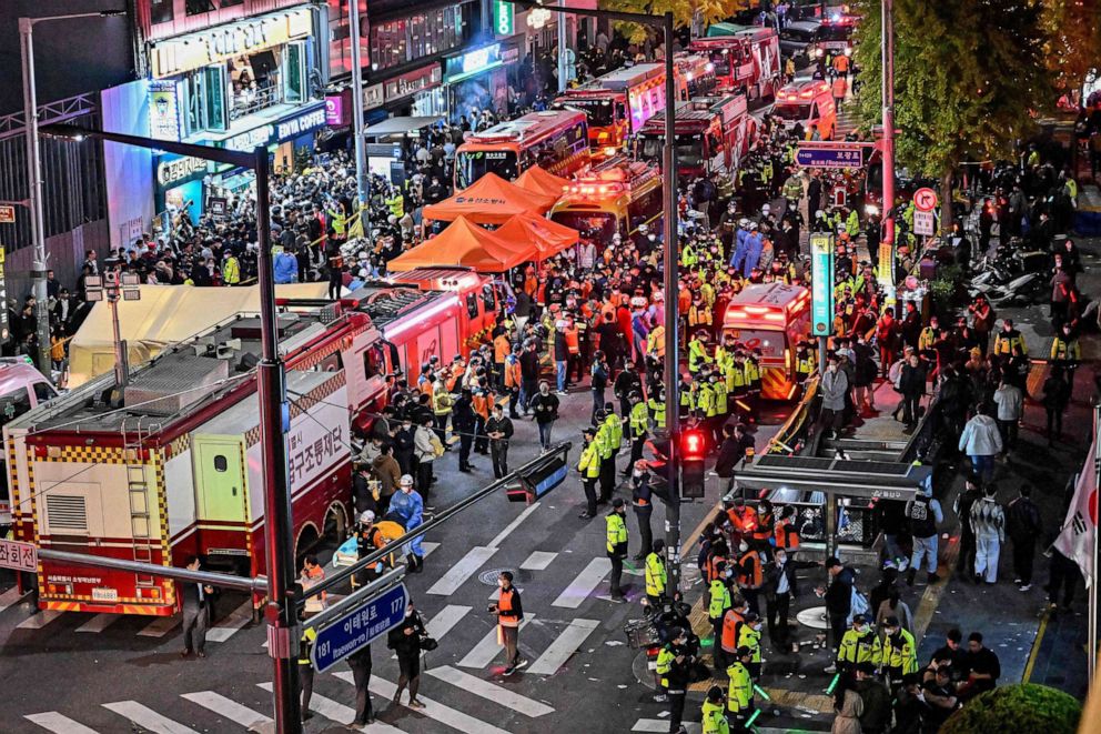 Foto: Los espectadores, la policía y el personal médico se reúnen después de que decenas resultaron heridas en una estampida, después de que la gente llenase las estrechas calles del barrio Itaewon de la ciudad para celebrar Halloween, en Seúl, Corea del Sur, el 30 de octubre de 2022.
