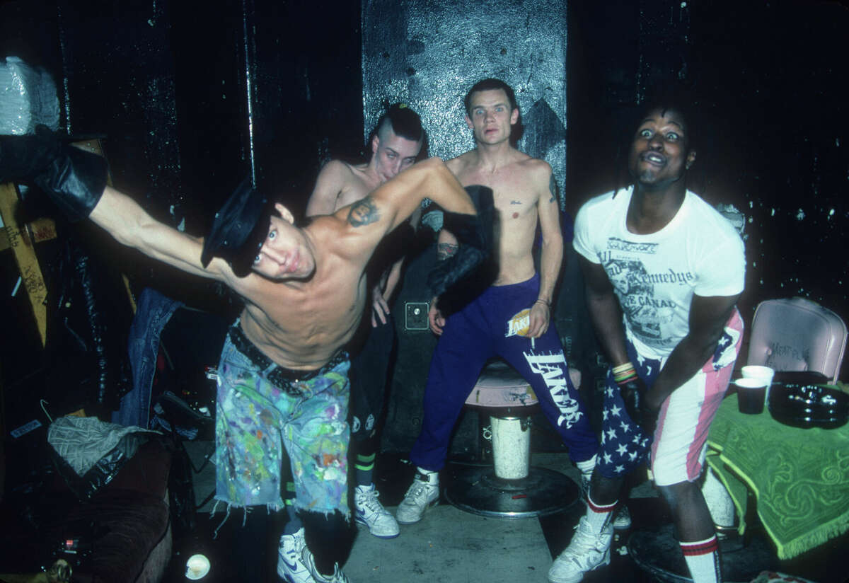Red Hot Chili Peppers (LR) Anthony Kiedis, John Frusciant, Michael "pulga" Balzary, D. H. Peligro posa para una foto detrás de escena en el club nocturno First Avenue en Minneapolis, Minnesota, el 16 de noviembre de 1988. 