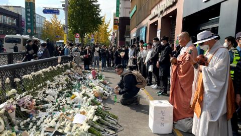 Los dolientes honran a las víctimas de la multitud mortal de Halloween en Seúl el 31 de octubre de 2023. 
