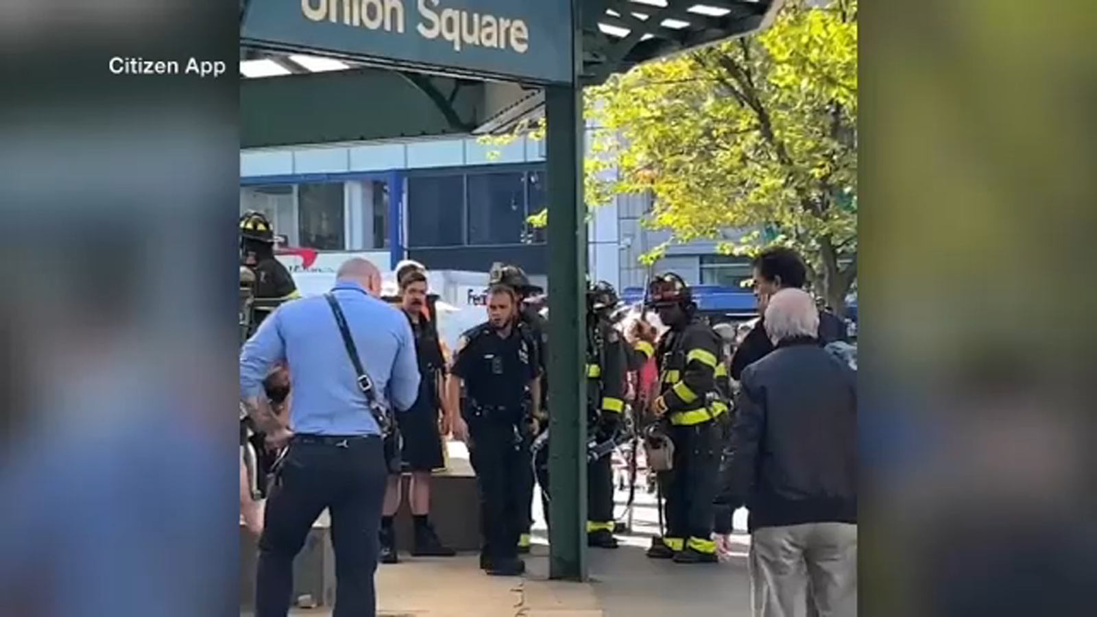 Crimen en el metro de Nueva York: Strabangers huyen de un tren después de que los pasajeros usaran gas pimienta en una pelea en Union Square