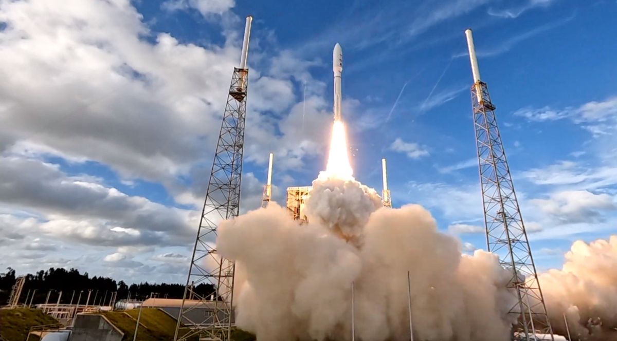 El cohete Atlas V pone en órbita dos satélites de comunicaciones