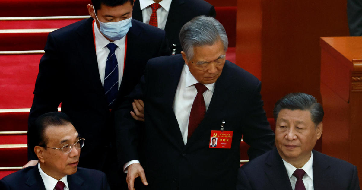 El ex presidente chino Hu Jintao es sacado inesperadamente del congreso del Partido Comunista mientras el líder Xi Jinping considera