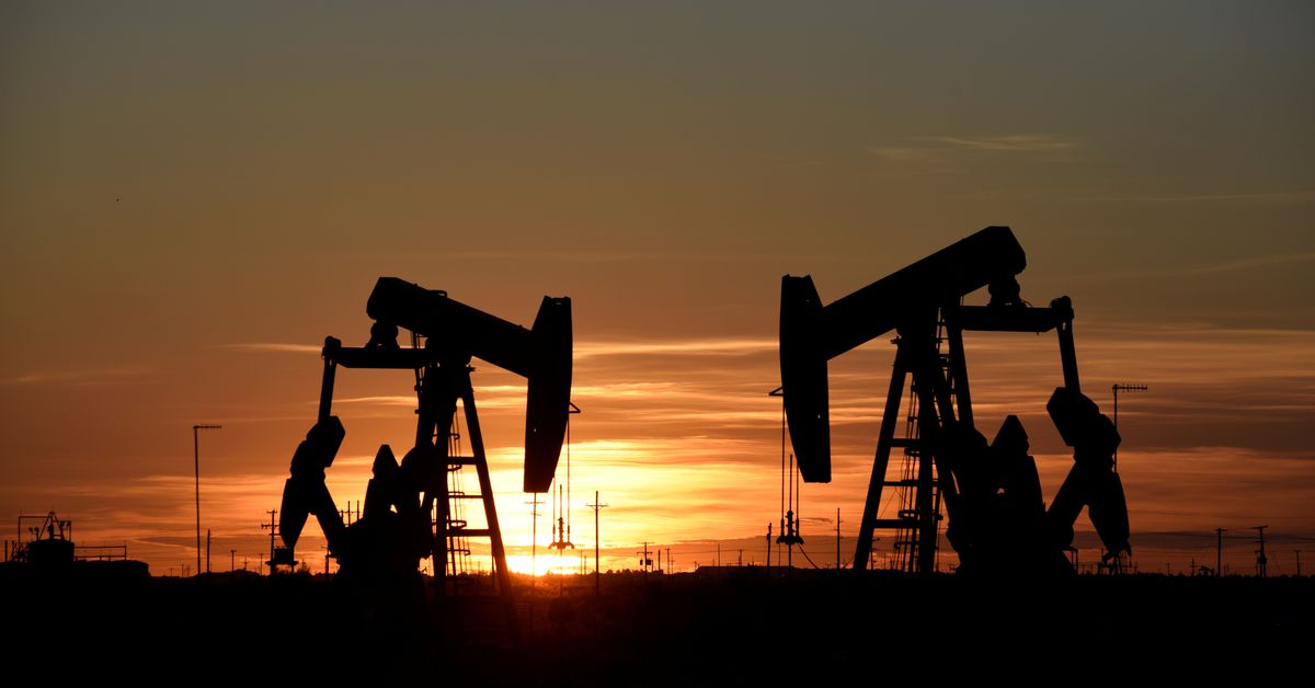 El petróleo sube mientras China considera aliviar las restricciones de COVID