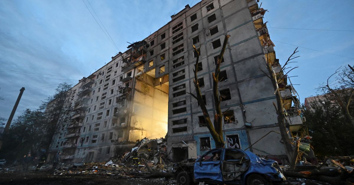 Funcionarios ucranianos dijeron que 13 personas murieron y decenas resultaron heridas en un ataque con misiles en la ciudad de Zaporizhia.