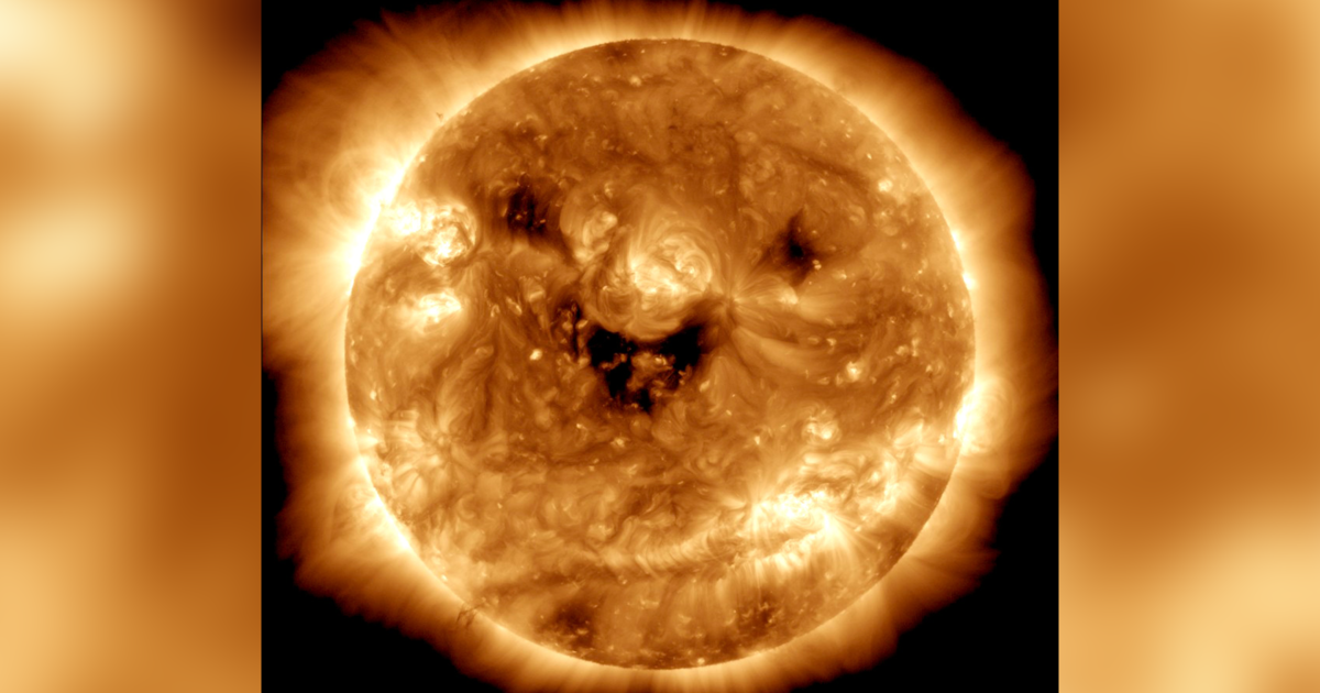 La NASA tomó una foto de una calabaza espacial gigante.  Esta es la ciencia detrás del sol "sonriente".