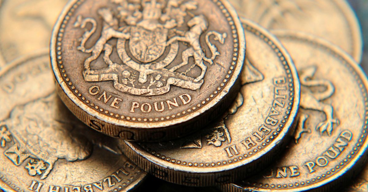 Las acciones, la libra esterlina suben después del recorte de impuestos del Reino Unido que inyecta algo de confianza