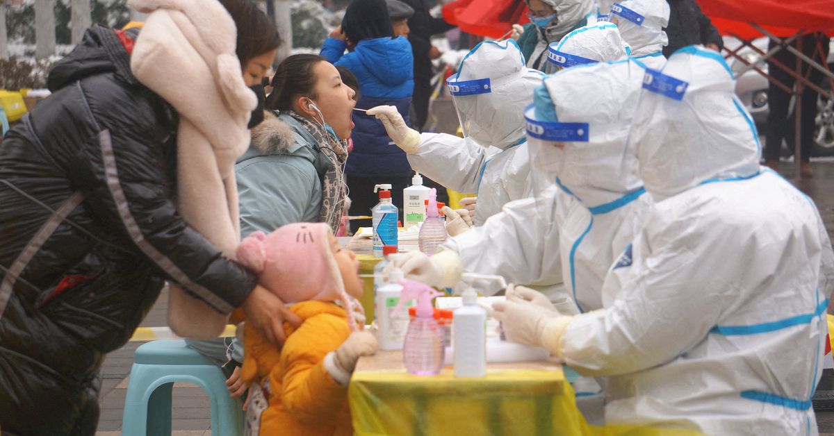 Las ciudades chinas se preparan para una ola de trabajadores de Foxconn de Zhengzhou, afectada por el coronavirus