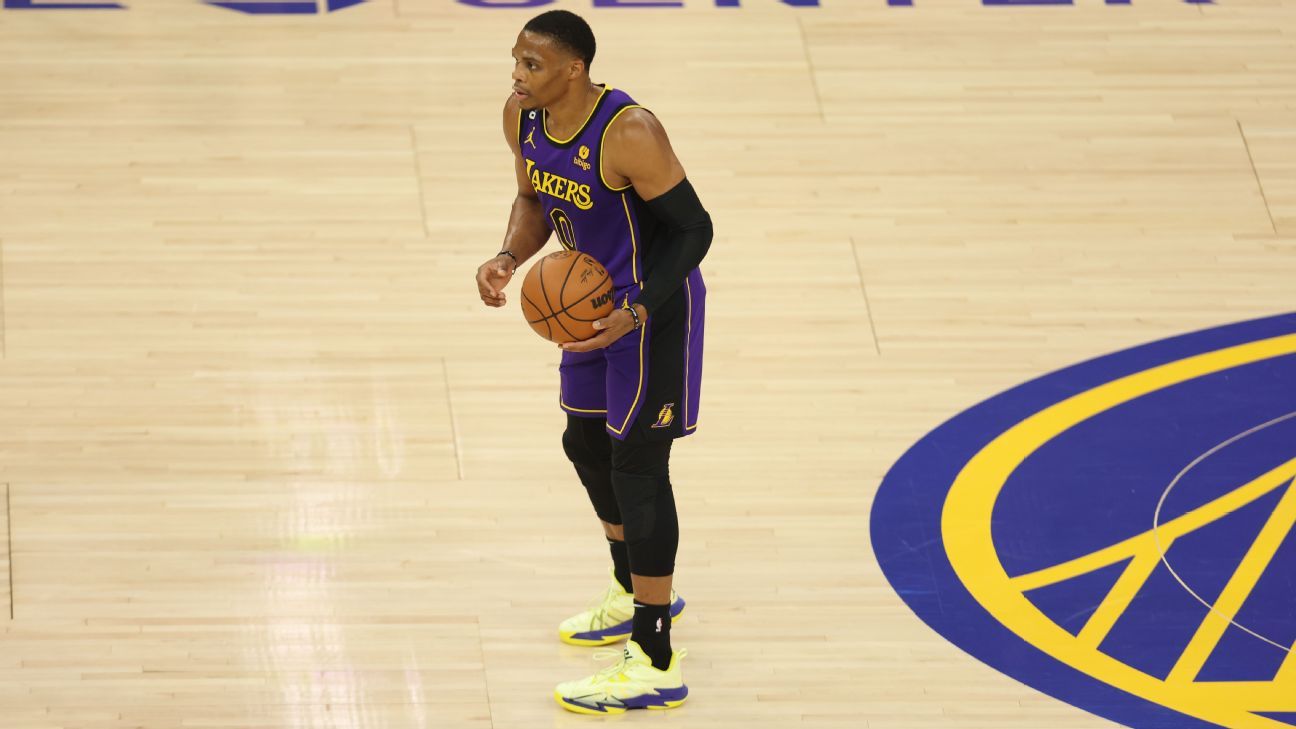 Russell Westbrook de los Lakers cita salir de la banca debido a una distensión en el tendón de la corva