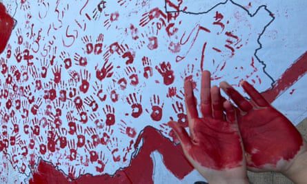 Un estudiante iraní después de pintar un mapa de Irán en la pared con huellas de manos, supuestamente participó en una sentada de protesta en la Universidad de las Artes en Isfahan durante el fin de semana.
