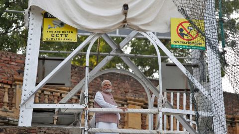 El primer ministro indio, Narendra Modi, visitó el martes el sitio del colapso mortal del puente en el oeste de India. 