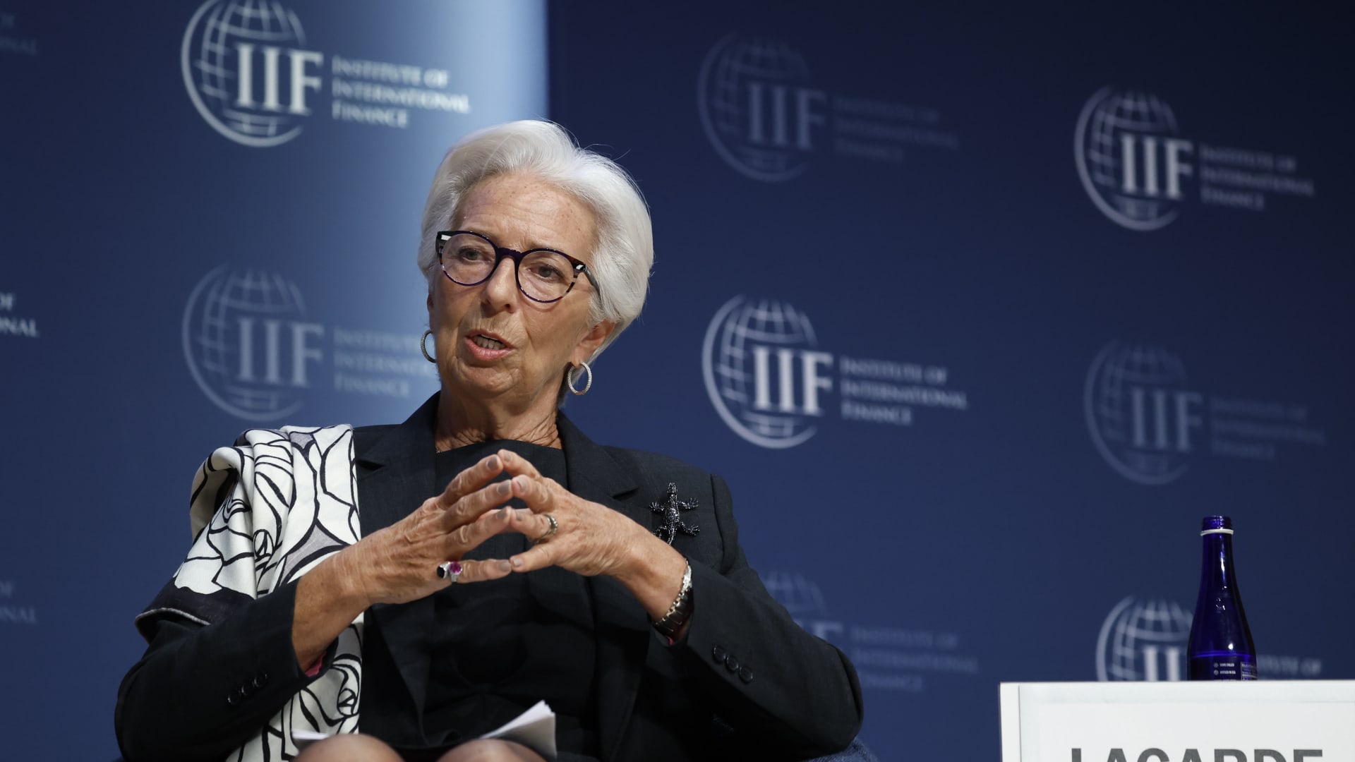 Lagarde dice que el Banco Central Europeo podría tener que restringir el crecimiento para controlar la inflación