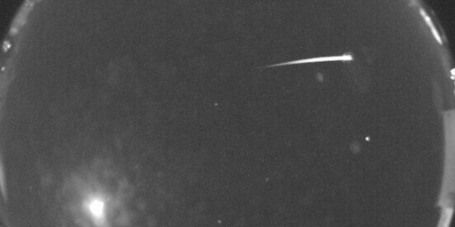 A la 1:45 a. m. GMT del 17 de noviembre, la Cámara All Sky de la NASA en la Universidad Estatal de Nuevo México capturó esta imagen de los meteoros Leónidas surcando el cielo.