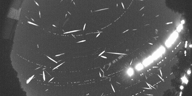 Se registran más de 100 meteoros en esta imagen compuesta tomada durante el pico de la lluvia de meteoros Gemínidas en 2014. 