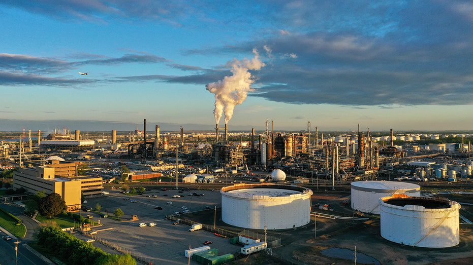 Vista panorámica de una refinería de petróleo en Nueva Jersey