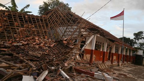 El edificio de la Escuela Cianjur se derrumbó después del terremoto.