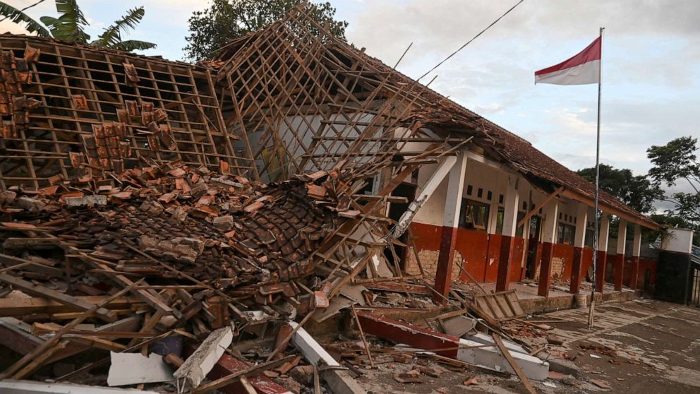 FOTO: Un edificio escolar colapsado luego de un terremoto en Cianjur, provincia de Java Occidental, Indonesia, 21 de noviembre de 2022. 