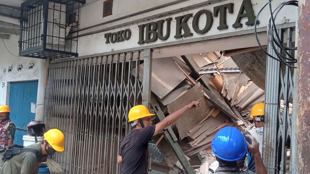 Foto: Los trabajadores inspeccionan una tienda dañada durante un terremoto en Cianjur, Java Occidental, Indonesia, 21 de noviembre de 2022.