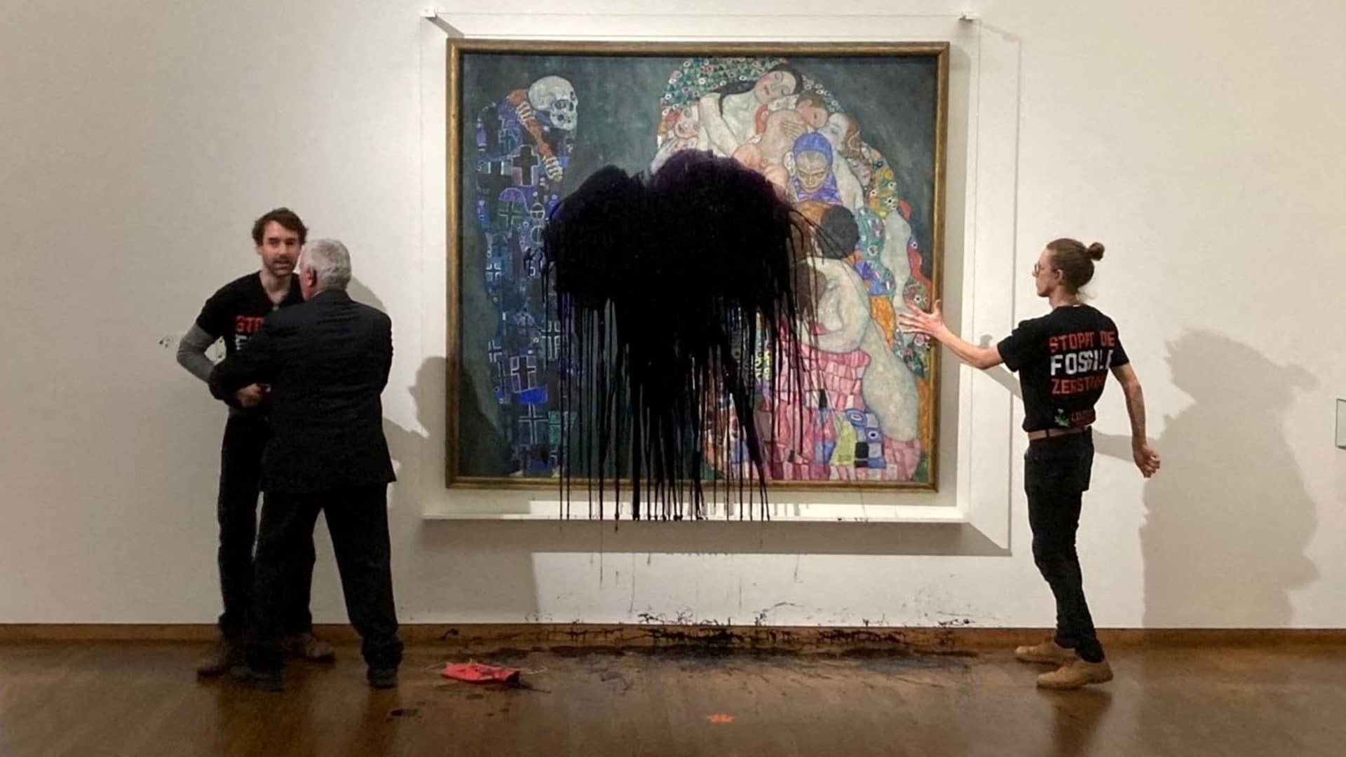 Activistas climáticos rocían con aceite negro una pintura de Klimt en Viena