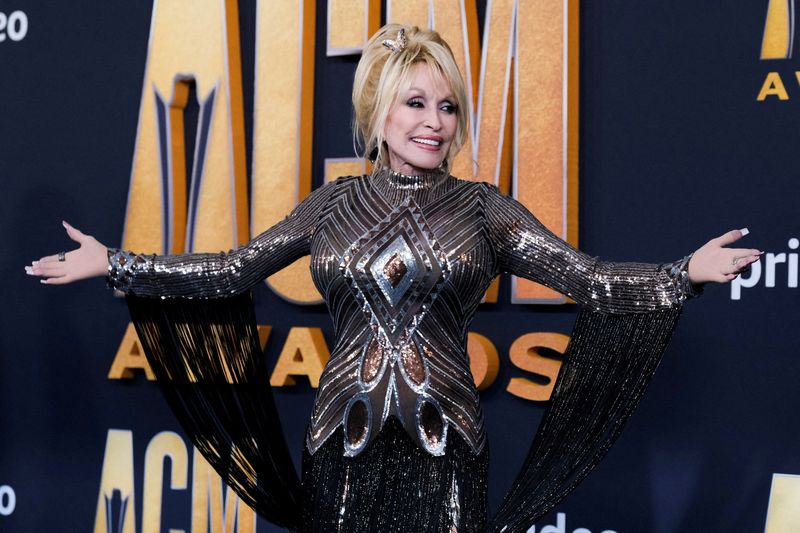 Dolly Parton recibe un premio de 100 millones de dólares de manos de Jeff Bezos