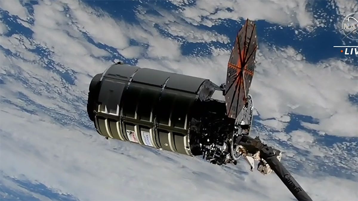 La nave espacial Cygenus llega a la Estación Espacial Internacional con un girasol en funcionamiento