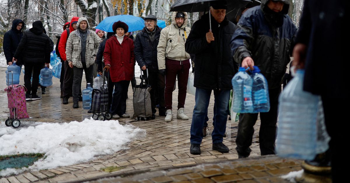 Snowy Kyiv lidió con cortes de energía en medio de temores de nuevos ataques