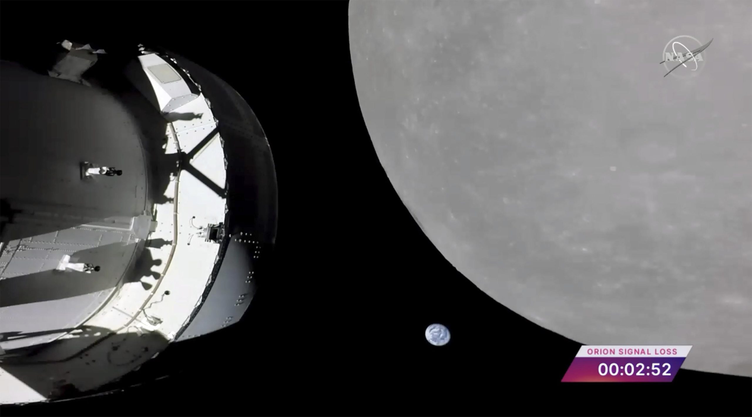 Una cápsula de la NASA sobrevuela la luna, el último gran paso antes de la órbita lunar