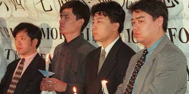Los líderes estudiantiles chinos realizaron una vigilia con velas frente a la Embajada de China en Washington el 3 de junio para conmemorar el séptimo aniversario de la masacre de Tiananmen.  Los estudiantes que lideraron las protestas en Tiananmen luego huyeron de China. En la foto, de izquierda a derecha: Liu Gang, Zhou Fengsu, Chen Tong y Weer Kaishi. 
