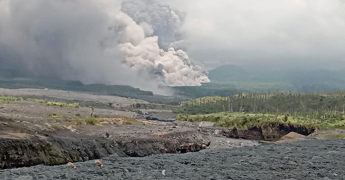Indonesia evacua a los aldeanos por la erupción de un volcán en la isla de Java