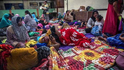 La gente se refugia en un salón comunitario en la aldea de Kandipuru después de la erupción del volcán Monte Semeru en Lumagang, Java Oriental, el 4 de diciembre de 2023.