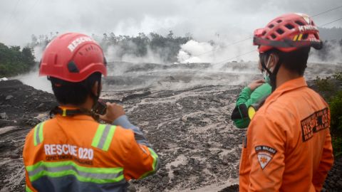 Los equipos de rescate monitorean el flujo de material volcánico de la erupción del volcán Monte Semeru, en Lumagang, Java Oriental, Indonesia, el 4 de diciembre de 2023. 