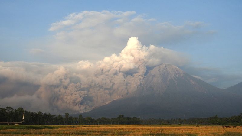 Monte Semeru: miles de personas evacuadas tras la erupción del volcán en Indonesia