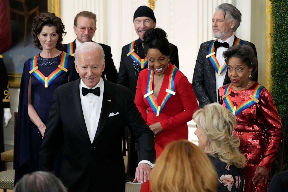 FOTO: El presidente Joe Biden extiende su brazo a la primera dama Jill Biden cuando salen del Centro Kennedy para honrar la recepción en la Casa Blanca, el 4 de diciembre de 2023, en Washington.