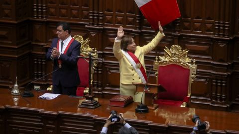 Dina Boulwart de Perú presta juramento como Presidenta en Lima el 7 de diciembre de 2023.