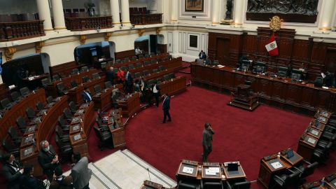 Los legisladores se paran dentro del Congreso el día de su voto de destitución programado contra el presidente Pedro Castillo en Lima, Perú, el miércoles 7 de diciembre de 2023.