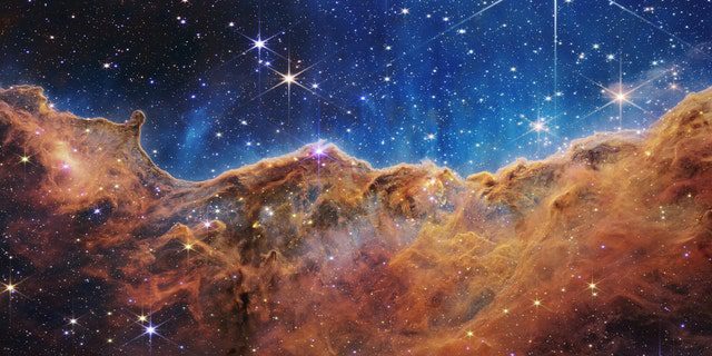 Lo que se parece mucho a las montañas rocosas en una noche de luna es en realidad el borde de la cercana región de formación estelar joven NGC 3324 en la Nebulosa Carina.  Tomada en luz infrarroja por la cámara de infrarrojo cercano (NIRCam) en el telescopio espacial James Webb de la NASA, esta imagen revela regiones previamente oscurecidas del nacimiento de estrellas.