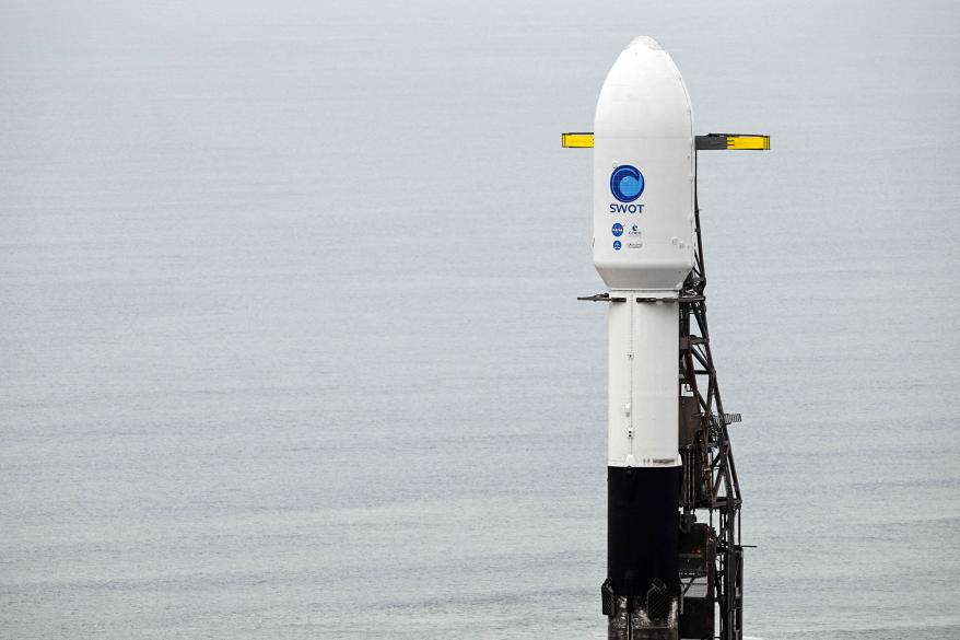 Un cohete SpaceX Falcon 9 se encuentra en una plataforma de lanzamiento con el satélite Surface Waters and Oceans (SWOT) de la NASA y la agencia espacial francesa CNES en la Base de la Fuerza Espacial Vandenberg en Lompoc, California, el 15 de diciembre de 2023.