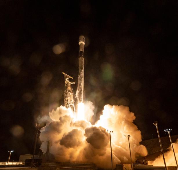 Un cohete SpaceX Falcon 9 que transporta la nave espacial de agua superficial y océano a bordo despega del Complejo de Lanzamiento Espacial 4E en la Base de la Fuerza Espacial Vandenberg, el 16 de diciembre de 2023.