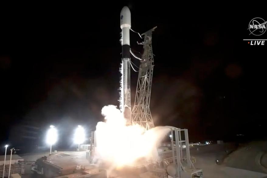 Un cohete SpaceX que transporta el agua superficial y el terreno oceánico del satélite despega de la Base de la Fuerza Espacial Vandenberg en California, el viernes 16 de diciembre de 2023.