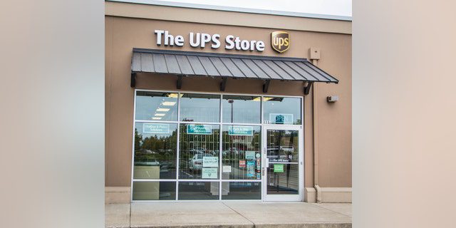 Ubicación de la tienda UPS en Eugene, Oregón.  UPS Store es una subsidiaria de United Parcel Service (UPS) y es una forma para que los clientes envíen paquetes tanto a nivel nacional como internacional.